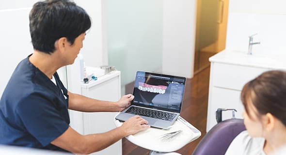 顔の変化について医師に質問する